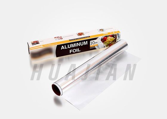 Ménage faisant cuire le papier d'aluminium congelé Rolls du barbecue DMF